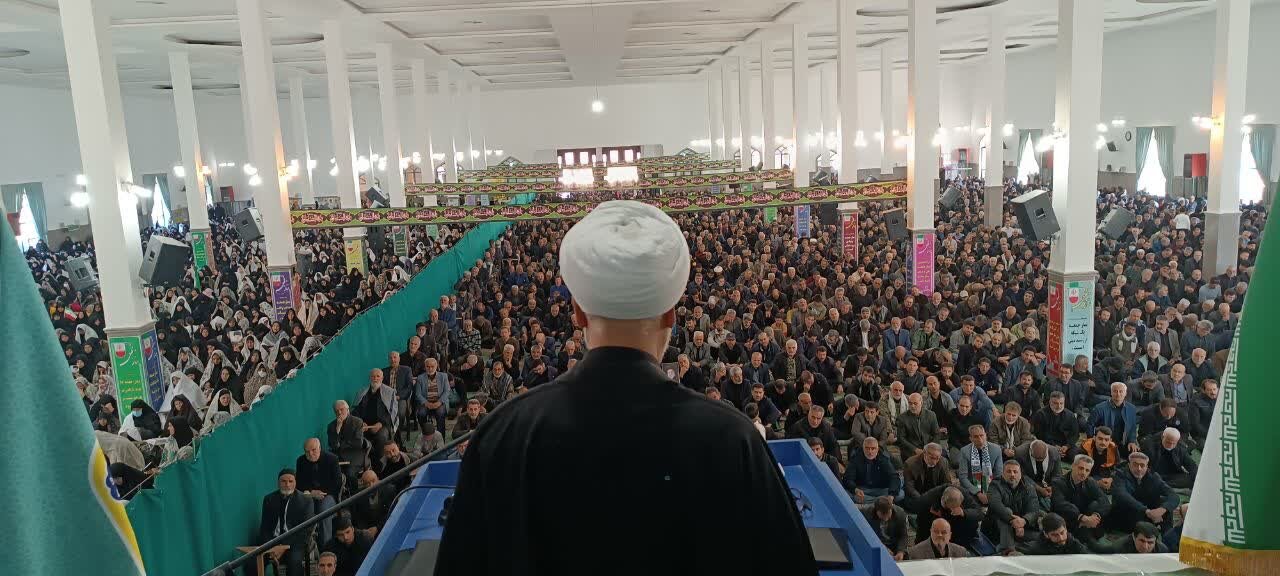 مردم ایران با حضور در صحنه نشان دادند از مسیر ولایت فقیه عقب نمی‌نشینند