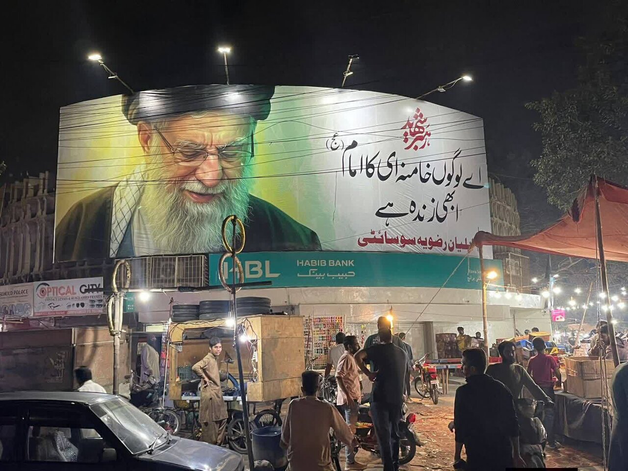 بنرهای تشکلهای خودجوش مردمی با موضوع شهادت امام خامنه‌ای در پاکستان