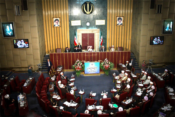 معیارهای انتخاب رهبری توسط مجلس خبرگان از منظر شهید امام خامنه‌ای(رضوان‌الله‌علیه)