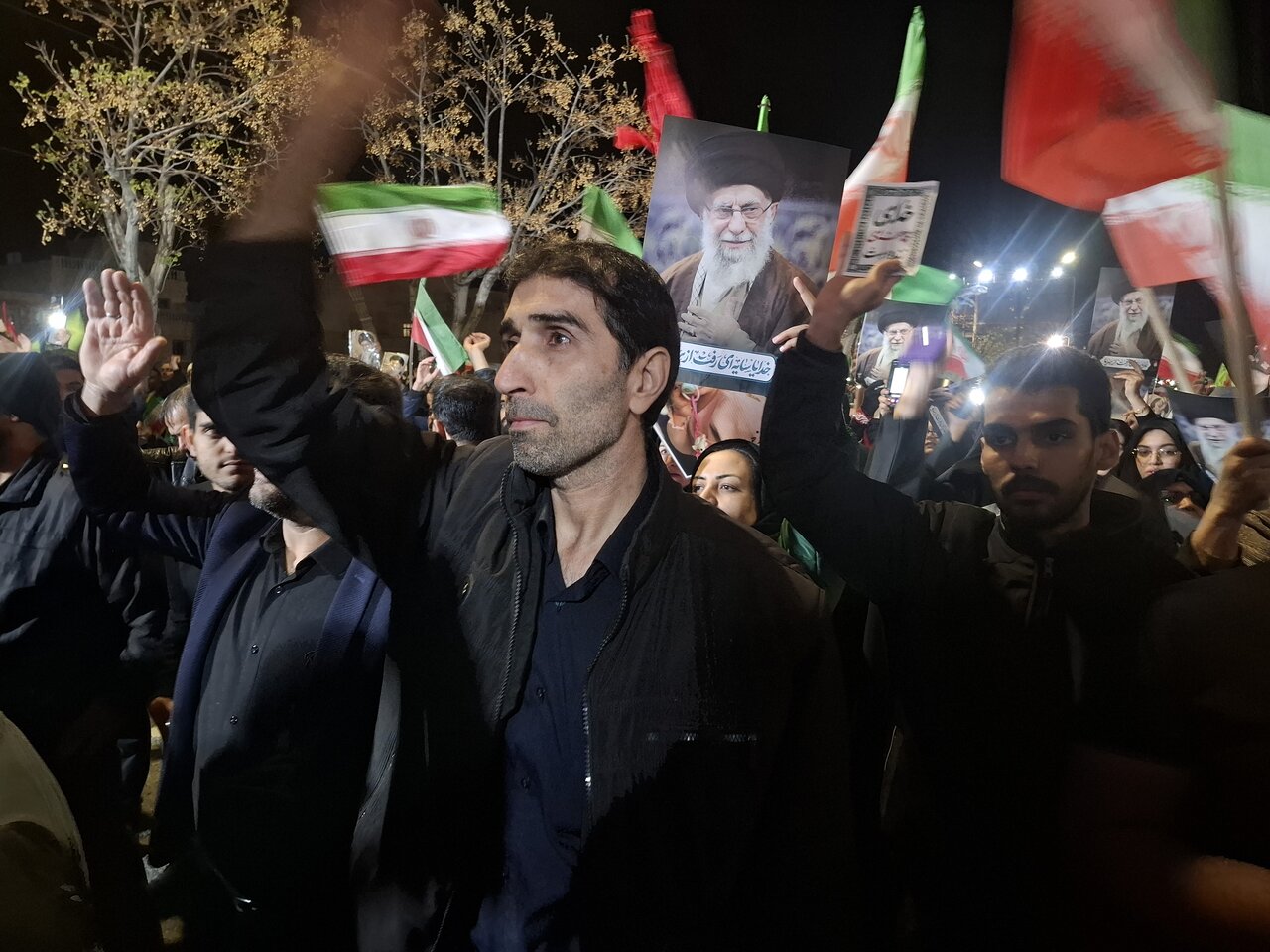 فیلم|  اجتماع هیئات مذهبی فین کاشان در شب ششم همراه با گرامی داشت شهدای اخیر