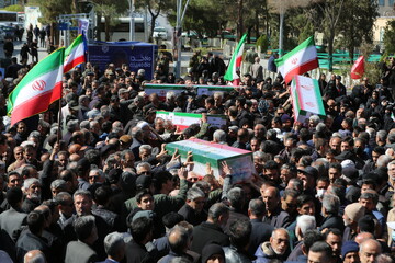 حیات دوباره انقلاب با خون شهدا، حضور باشکوه مردم اصفهان در تشییع پیکر شهدا