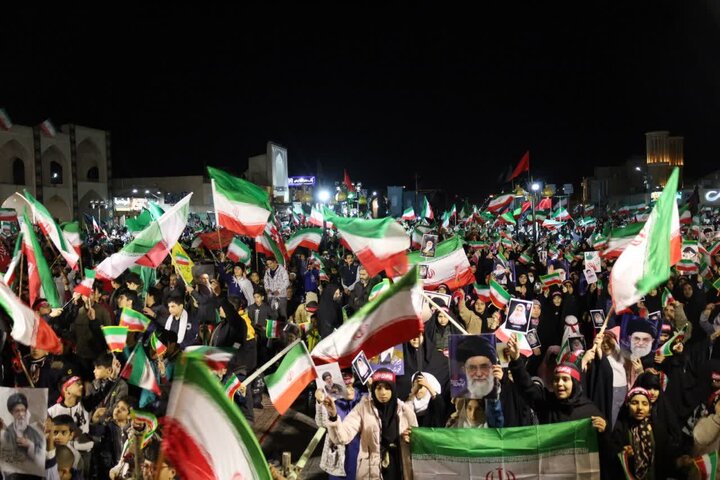 تصاویر/ میدان داری دهه هشتادی ها و نودی های یزد در فراق امام خامنه ای