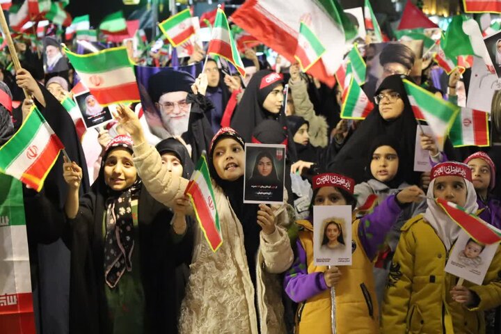 تصاویر/ میدان داری دهه هشتادی ها و نودی های یزد در فراق امام خامنه ای