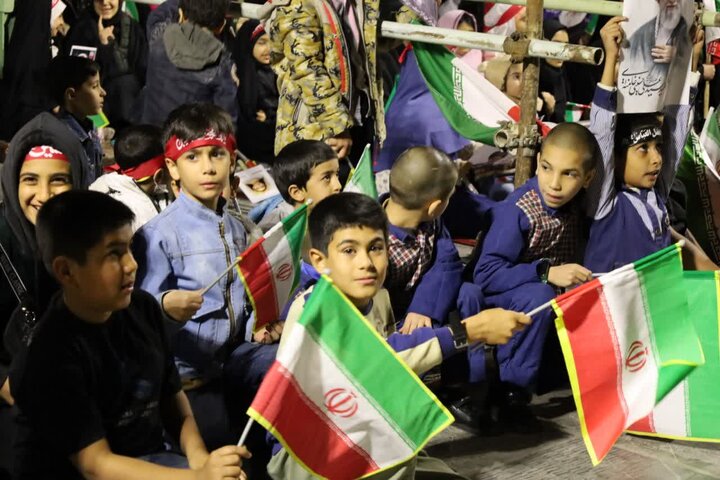 تصاویر/ میدان داری دهه هشتادی ها و نودی های یزد در فراق امام خامنه ای