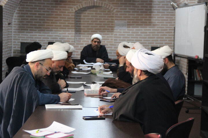 تصاویر / نشست مدیر حوزه علمیه قزوین با مدیران مدارس علمیه استان قزوین