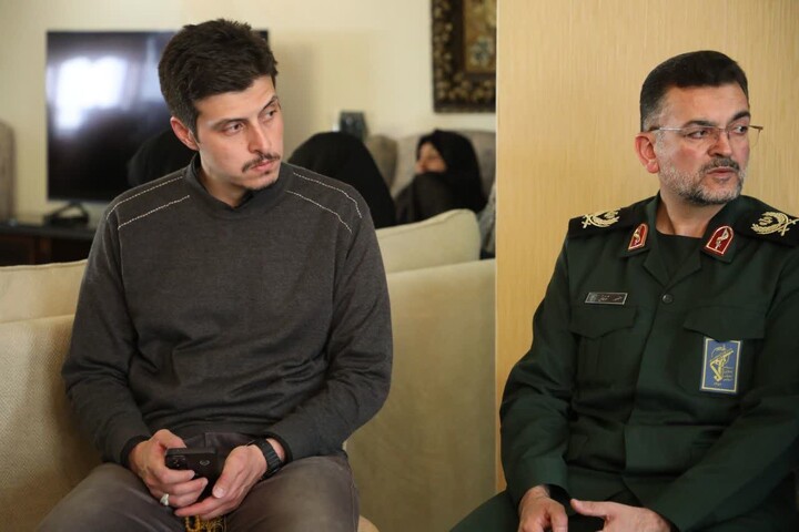 تصاویر/ حضور مسئولان استان سمنان در منزل مهندس شهید «شایان تبریزی امجد»