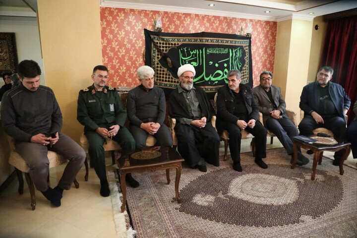 تصاویر/ حضور مسئولان استان سمنان در منزل مهندس شهید «شایان تبریزی امجد»