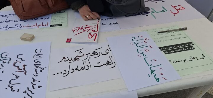 تصاویر/فعالیت طلاب مدرسه علمیه الزهرا اراک در غرفه میدان شهدا