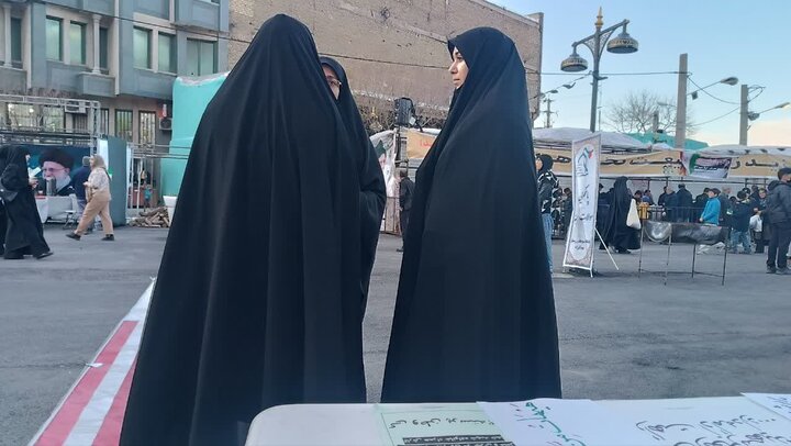 تصاویر/فعالیت طلاب مدرسه علمیه الزهرا اراک در غرفه میدان شهدا