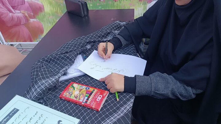تصاویر/فعالیت طلاب مدرسه علمیه الزهرا اراک در غرفه میدان شهدا