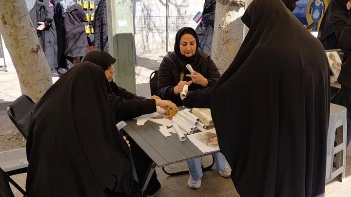 تصاویر / فعالیت  موکب موسسه جهانی حضرت مهدی(عج) و طلاب مدرسه علمیه صالحیه قزوین در مقابل مسجد آقا سید علی بازار