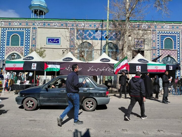 تصاویر / فعالیت  موکب موسسه جهانی حضرت مهدی(عج) و طلاب مدرسه علمیه صالحیه قزوین در مقابل مسجد آقا سید علی بازار