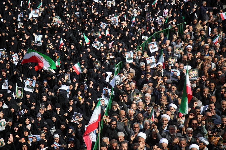 ایران - اسرائیل جنگ میں ایرانی عوام کی صورت حال / نہ یزید وقت کے سامنے تسلیم ہوں گے نہ کسی سازش کا حصہ بنیں گے