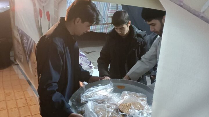 تصاویر/ راه اندازی موکب پذیرایی به همت مدرسه علمیه امام خمینی (ره) خوی