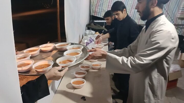 تصاویر/ راه اندازی موکب پذیرایی به همت مدرسه علمیه امام خمینی (ره) خوی