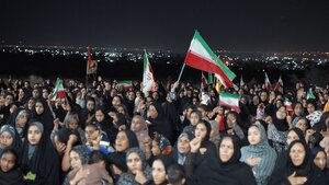 تصاویر/ اجتماع عظیم مردم بیکاه در محل یادمان شهید گمنام