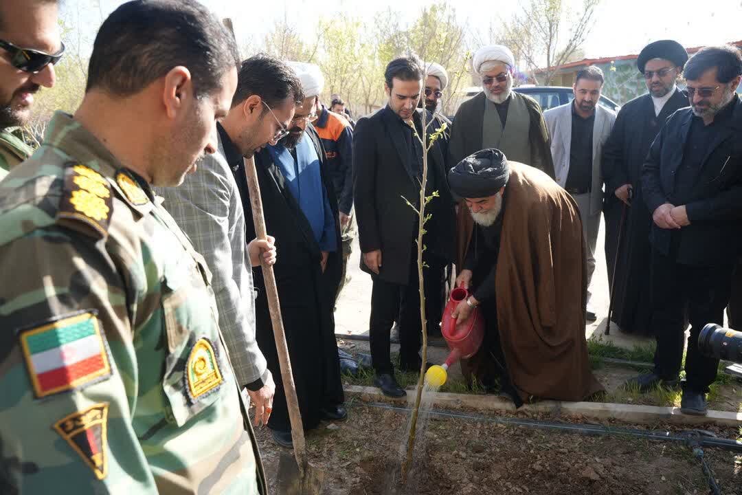 کاشت نهال به یاد امام شهید