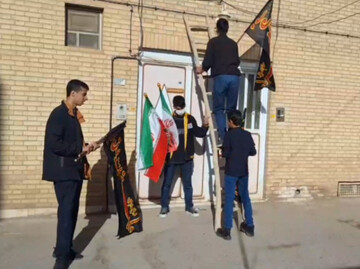 فیلم| نصب پرچم در سردر منازل توسط نوجوانان اشکذری