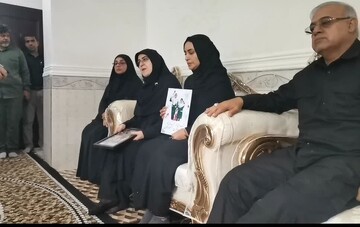 دیدار سخنگوی دولت و استاندار هرمزگان با خانواده های شهدای مدرسه دخترانه شجره طیبه میناب