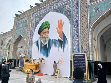 خلق دیوارنگاره شهید حضرت آیت‌الله خامنه‌ای در صحن پیامبر اعظم(ص) حرم مطهر رضوی