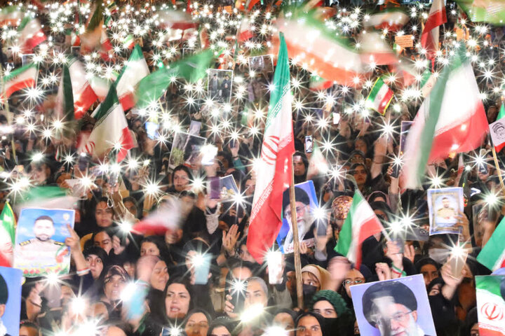 اجتماع عظیم یاسوجی‌ها در هفتمین شب سوگواری و بدرقه پیکر شهید حسن پارسه