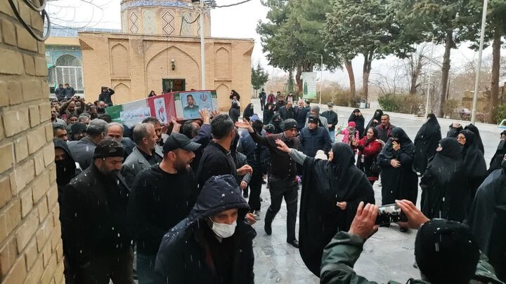 تصاویر/ برف هم مانع تشییع یکی از شهدای اقتدار در قمصر نشد