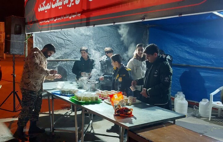 تصاویر / برپایی ایستگاه صلواتی توسط طلاب مدرسه علمیه شیخ علیخان زنگنه تویسرکان