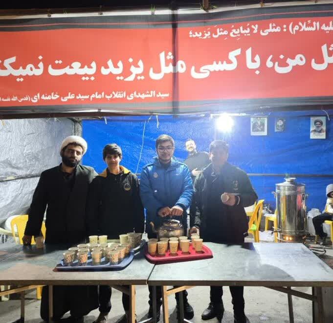 تصاویر / برپایی ایستگاه صلواتی توسط طلاب مدرسه علمیه شیخ علیخان زنگنه تویسرکان