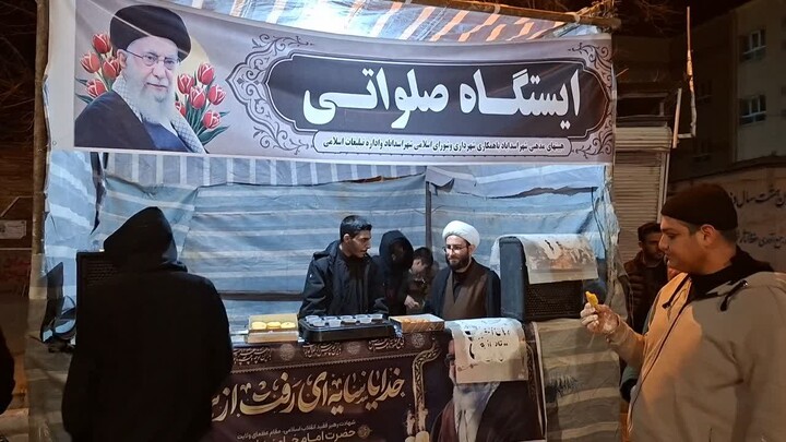 تصاویر / برگزاری ایستگاه صلواتی توسط طلاب مدرسه علمیه صاحب‌ الزمان(عج) اسدآباد