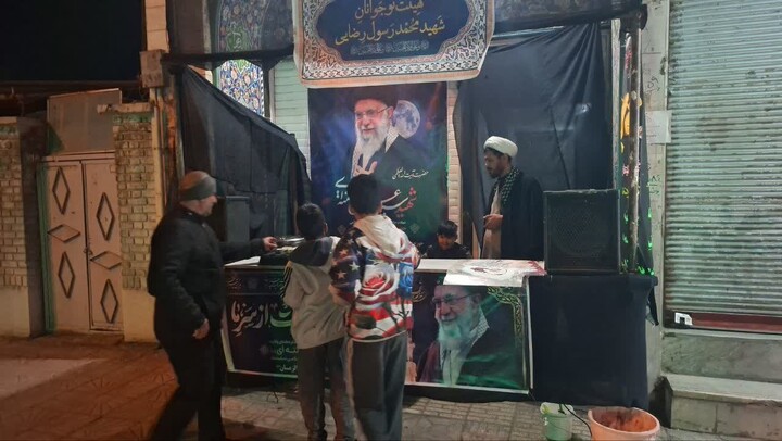 تصاویر / برگزاری ایستگاه صلواتی توسط طلاب مدرسه علمیه صاحب‌ الزمان(عج) اسدآباد