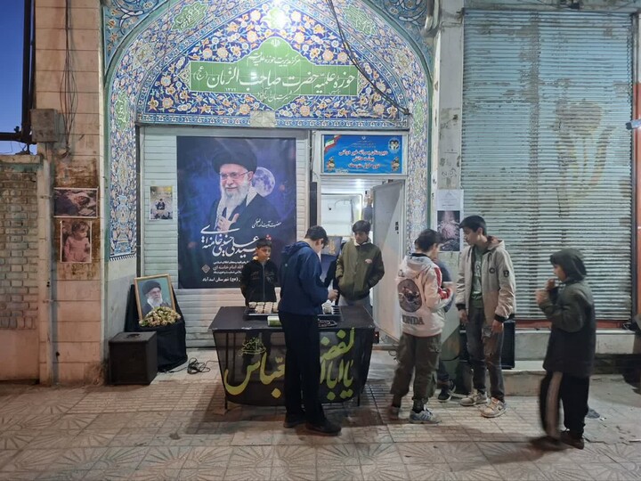 تصاویر / برگزاری ایستگاه صلواتی توسط طلاب مدرسه علمیه صاحب‌ الزمان(عج) اسدآباد