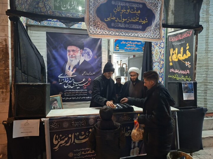 تصاویر / برگزاری ایستگاه صلواتی توسط طلاب مدرسه علمیه صاحب‌ الزمان(عج) اسدآباد