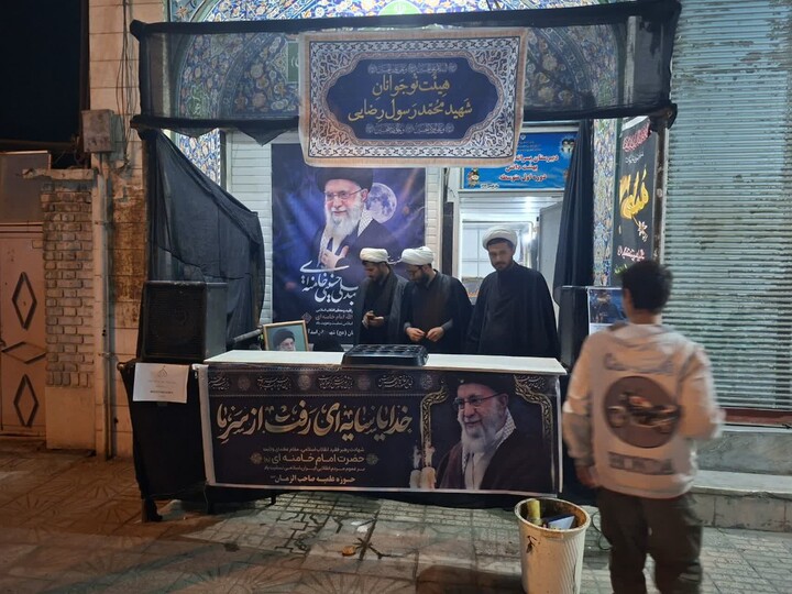 تصاویر / برگزاری ایستگاه صلواتی توسط طلاب مدرسه علمیه صاحب‌ الزمان(عج) اسدآباد