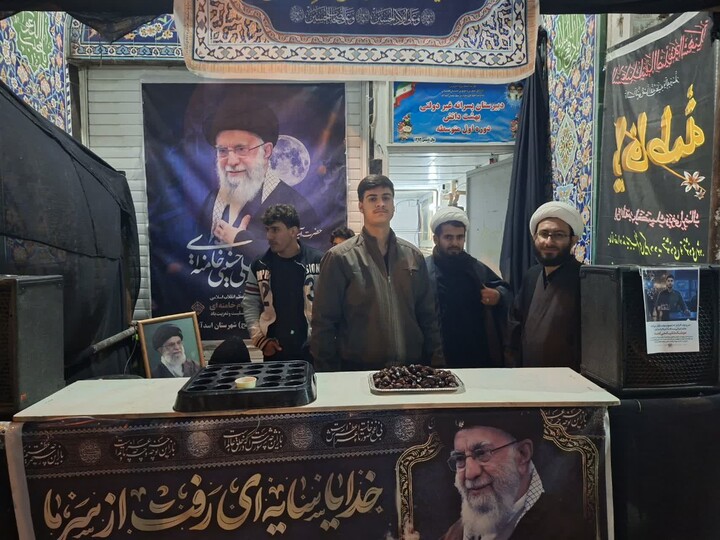 تصاویر / برگزاری ایستگاه صلواتی توسط طلاب مدرسه علمیه صاحب‌ الزمان(عج) اسدآباد