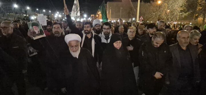 تصاویر  / تجمع مردم انقلابی شهر آبیک در سوگ رهبر شهید انقلاب
