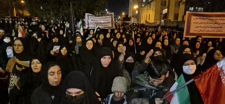 تصاویر  / تجمع مردم انقلابی شهر آبیک در سوگ رهبر شهید انقلاب