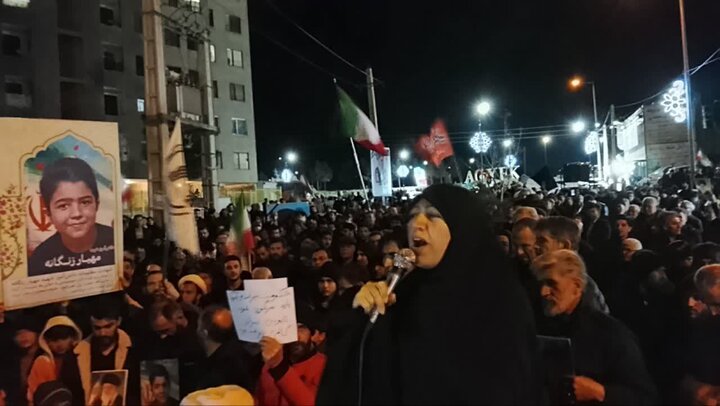 تصاویر  / تجمع مردم انقلابی شهر آبیک در سوگ رهبر شهید انقلاب