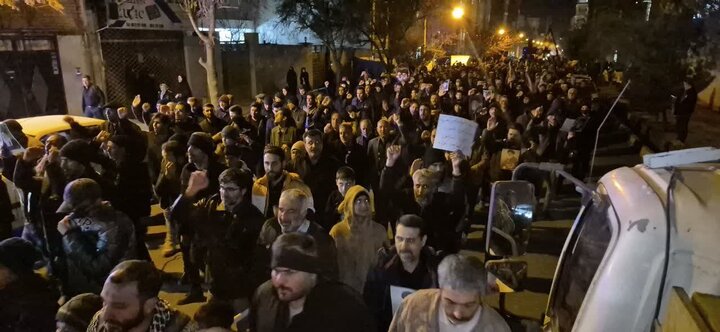تصاویر  / تجمع مردم انقلابی شهر آبیک در سوگ رهبر شهید انقلاب