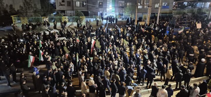 تصاویر  / تجمع مردم انقلابی شهر آبیک در سوگ رهبر شهید انقلاب