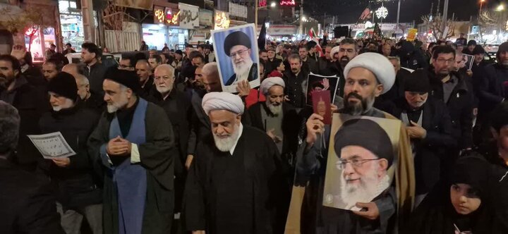 تصاویر  / تجمع مردم انقلابی شهر آبیک در سوگ رهبر شهید انقلاب