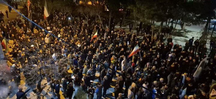 تصاویر  / تجمع مردم انقلابی شهر آبیک در سوگ رهبر شهید انقلاب