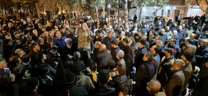 تصاویر  / تجمع مردم انقلابی شهر آبیک در سوگ رهبر شهید انقلاب
