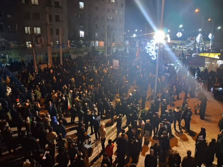 تصاویر  / تجمع مردم انقلابی شهر آبیک در سوگ رهبر شهید انقلاب
