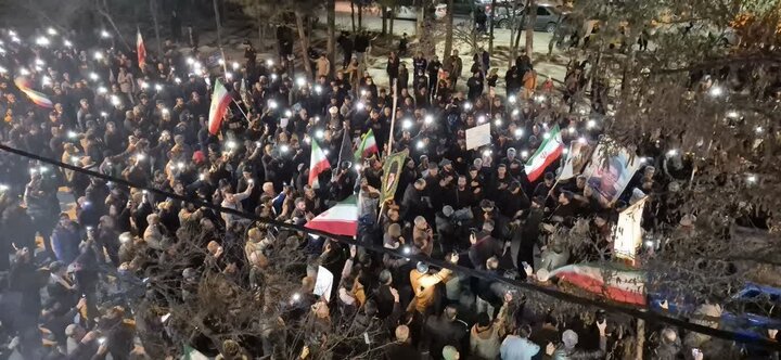 تصاویر  / تجمع مردم انقلابی شهر آبیک در سوگ رهبر شهید انقلاب