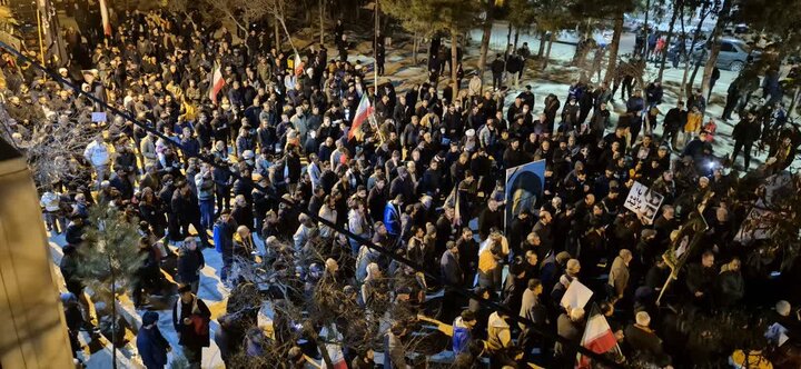 تصاویر  / تجمع مردم انقلابی شهر آبیک در سوگ رهبر شهید انقلاب