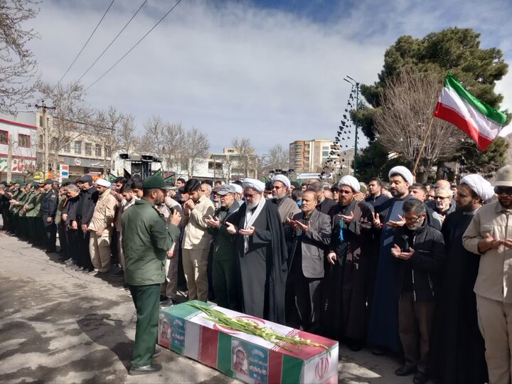 تصاویر/ آیین تشییع پیکر شهید خدامراد رشیدی در ملایر