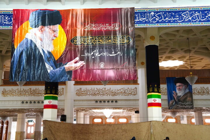 تصاویر امام شهید ایران در صحن و سرای حرم بانوی کرامت