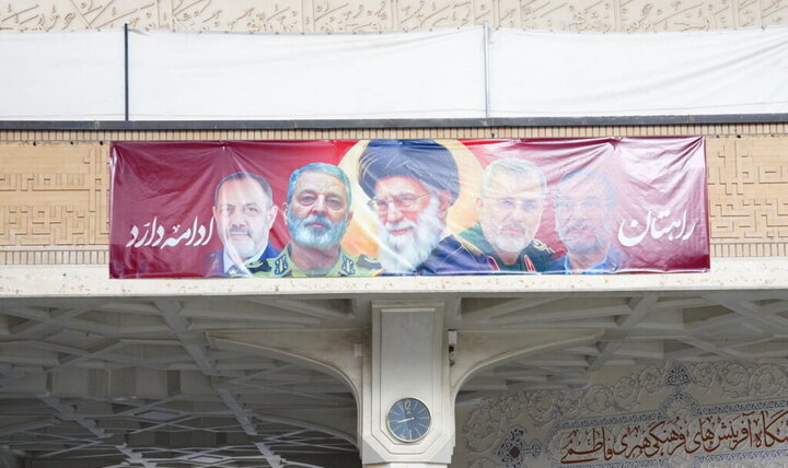 تصاویر امام شهید ایران در صحن و سرای حرم بانوی کرامت