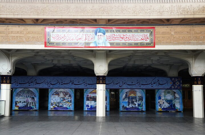 تصاویر امام شهید ایران در صحن و سرای حرم بانوی کرامت