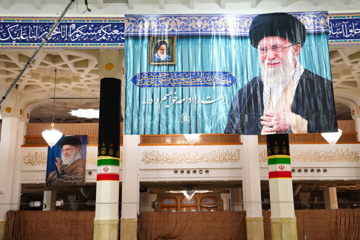 تصاویر امام شهید ایران در صحن و سرای حرم بانوی کرامت